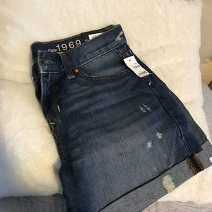 Size 6. Brand new GAP sexy boyfriend shorts